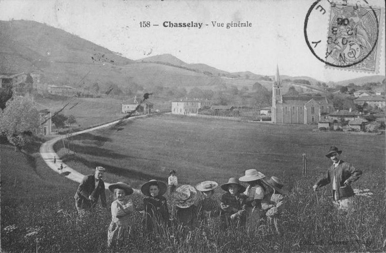 Carte postale ancienne Chasselay (Isère), vue générale