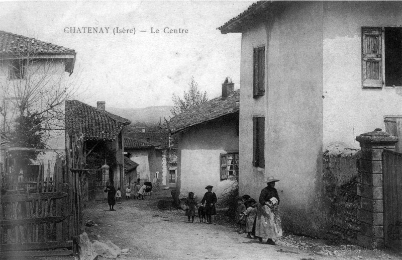 Carte postale ancienne Chatenay, le centre en 1920, p 51 de L'Isère les 533 communes