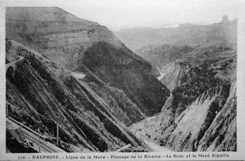 Carte postale ancienne Chelieu Passage de la Rivoire