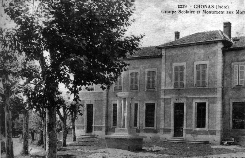 Carte postale ancienne Chonas-L'Amballan, groupe scolaire et monument aux morts en 1910, p 57 de L'Isère les 533 communes -