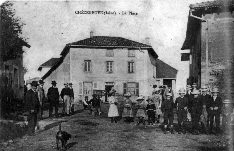 Carte postale ancienne Chèzeneuve, la place, en 1912, p 54 de L'Isère les 533 communes