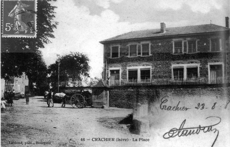 Carte postale ancienne Crachier, la place en 1908, p 70 de L'Isère les 533 communes - photo Leblond, Bourgoin