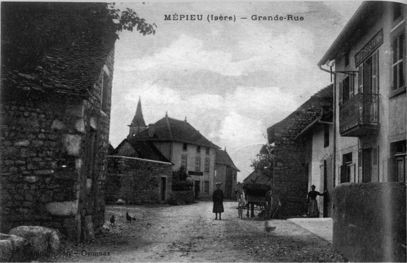 Carte postale ancienne Creys-Mépieu, Grande Rue de Mépieu en 1910, p 72 de L'Isère les 533 communes - F. Vialatte, phot. Oyonnax