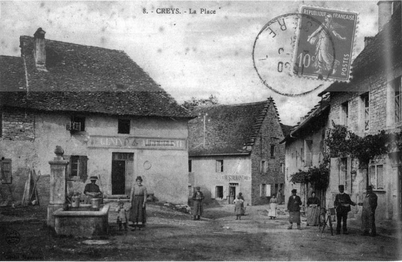 Carte postale ancienne Creys-Mépieu, la place de Creys en 1913, p 72 de L'Isère les 533 communes -