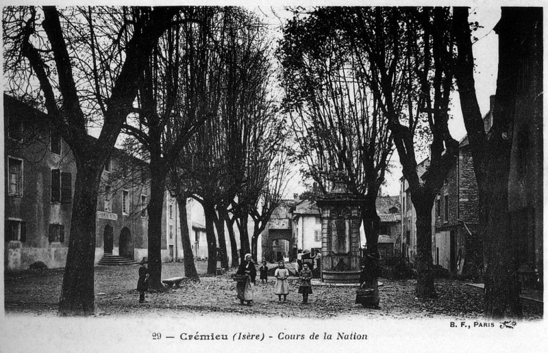 Carte postale ancienne Crémieu, cours de la Nation, p30 L'Isère 1900-1920 - B F à Paris