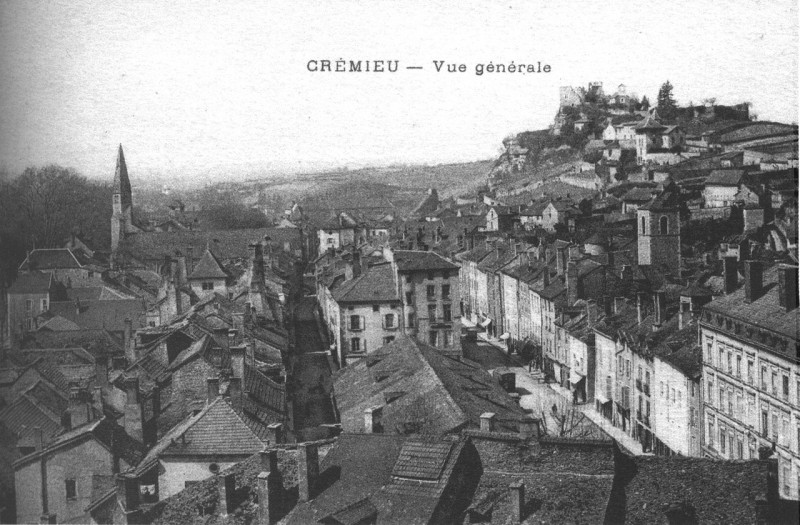 Carte postale ancienne Crémieu, vue générale en 1910