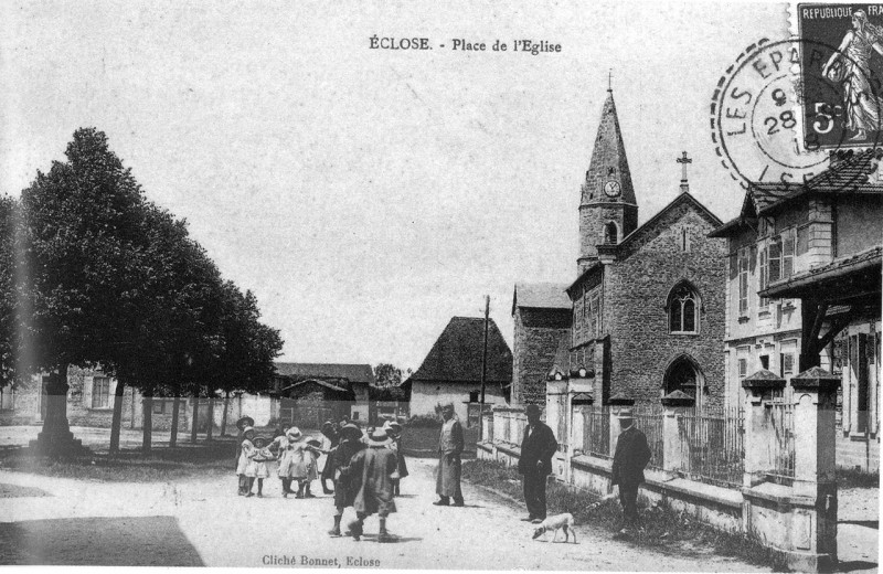 Carte postale ancienne Eclose, place de l'église en 1918, p 79 de L'Isère les 533 communes - cliché Bennet, Eclose
