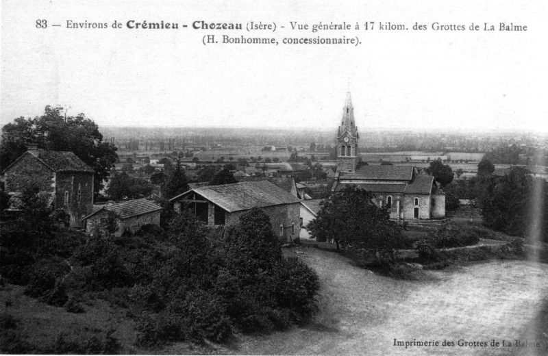 Carte postale ancienne Environs de crémieu - choseau, vue générale à 17 km, des Grottes de la Balme 1910, p 58 de L'Isère les 533 communes - H Bonhomme, concessionnaire
