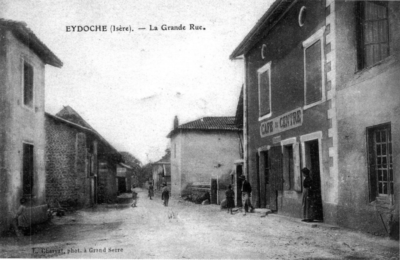 Carte postale ancienne Eydoche, la Grande Rue en 1920, p 82 de L'Isère les 533 communes - T Charvat, phot à Grand Serre