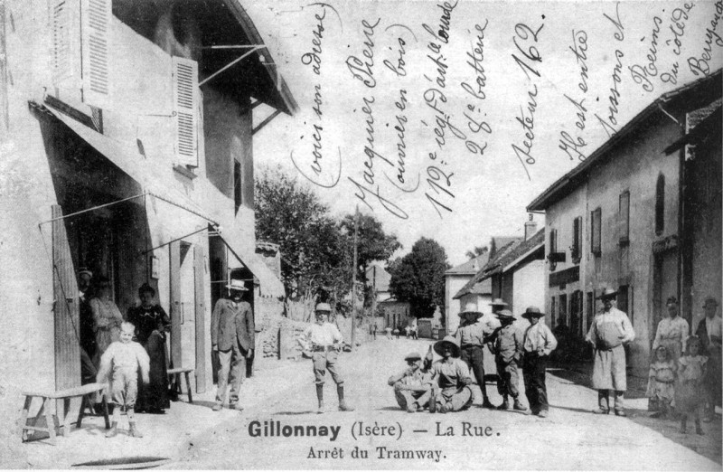 Carte postale ancienne Gillonnay, la rue, arrèt du tramway en 1908, p 92 de L'Isère les 533 communes