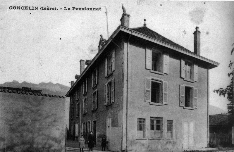 Carte postale ancienne Goncelin, le pensionnat en 1910, p 92 de L'Isère les 533 communes - photo voir sur la carte postale