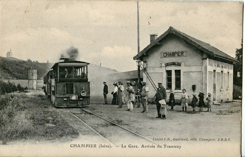 Carte postale ancienne Guillaud - Champier - La Gare - Arrivée du Tramway
