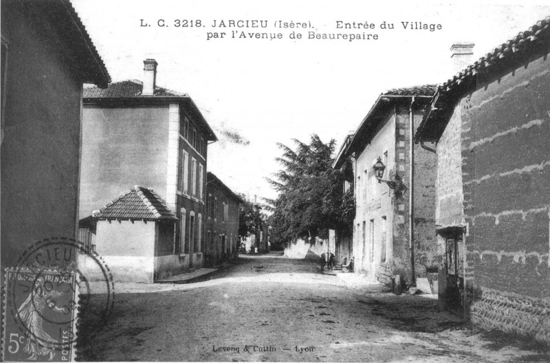 Carte postale ancienne Jarcieu, entrée du village par l'avenue de beaurepaire en 1909, p 109 de L'Isère les 533 communes - photo Levenq & Cottin de Lyon