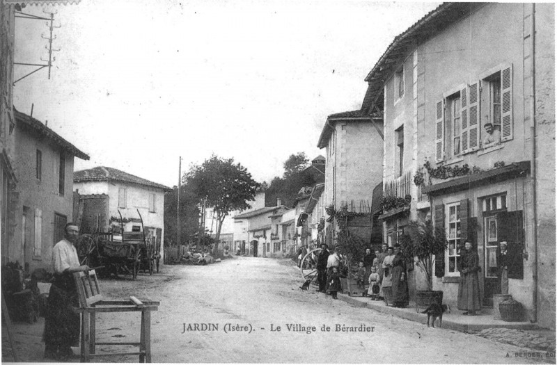 Carte postale ancienne Jardin, le village de Bérardier en 1912, p 109 de L'Isère les 533 communes - A Berger édit