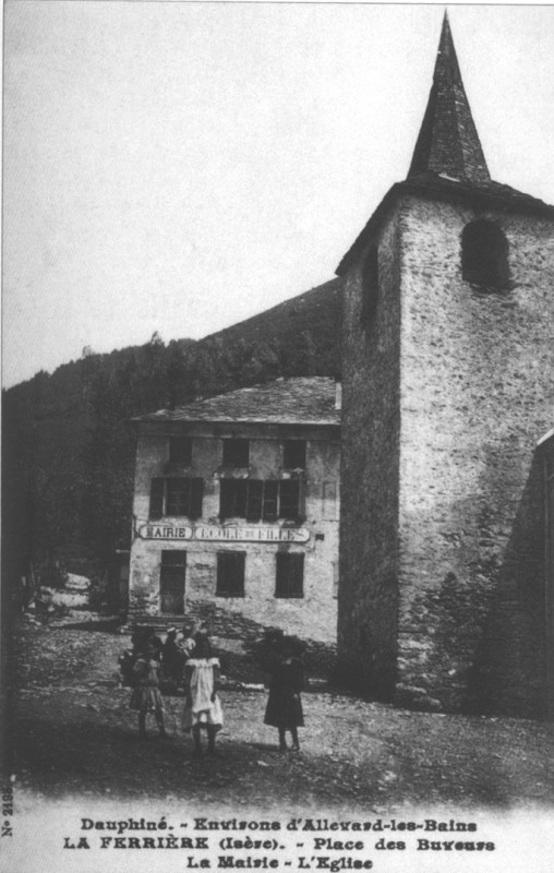 Carte postale ancienne La Ferrière, place des buveurs, la mairie, l'église, p15 L'Isère 1900-1920 -