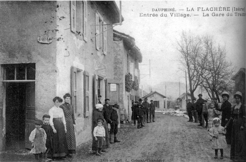 Carte postale ancienne La Flachère, entrée du village, la gare du tram en 1912, p 86 de L'Isère les 533 communes - coll. L Grimal. de Chambéry
