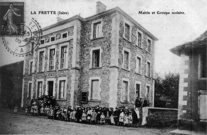 Carte postale ancienne La Frette, mairie et groupe scolaire en 1909, p 89 de L'Isère les 533 communes - L C