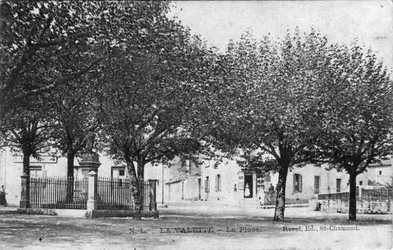 Carte postale ancienne La Valette (Isère) la place