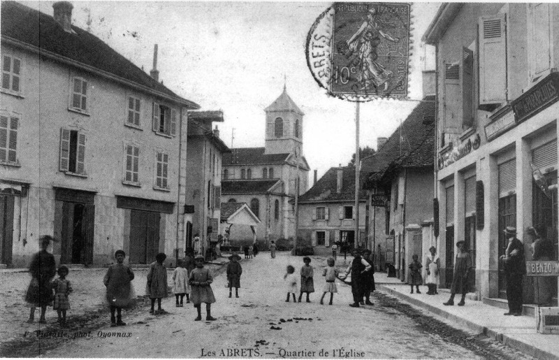 Carte postale ancienne Le Abrets, quartier de l'église en 1905, p 4 de L'Isère les 533 communes - photo F. Vialatte, Oyonnax