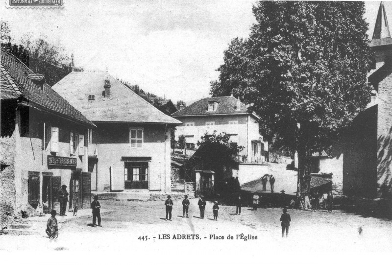 Carte postale ancienne Le Adrets, place de l'église en 1910, p 4 de L'Isère les 533 communes