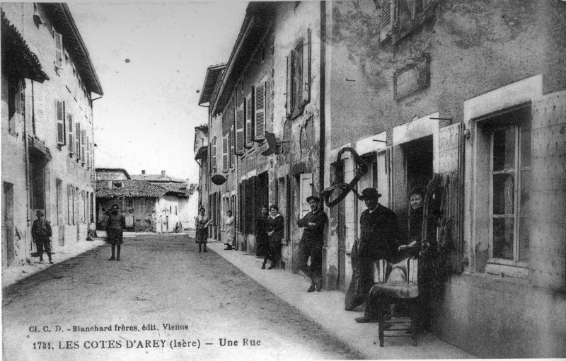 Carte postale ancienne Les Côtes-d'Arey, une rue en 1908, p 68 de L'Isère les 533 communes - photo Cl. C. D. Blanchard Frères éditeurs, Vienne