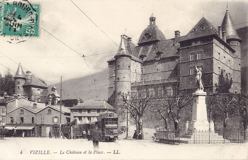 Carte postale ancienne Ll 4 - Vizille - Le Chateau et la Place