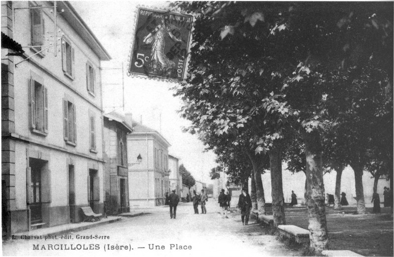 Carte postale ancienne Marcilolles, une place en 1911, p 118 de L'Isère les 533 communes - L Charvat phot-édit à Grand-Serre
