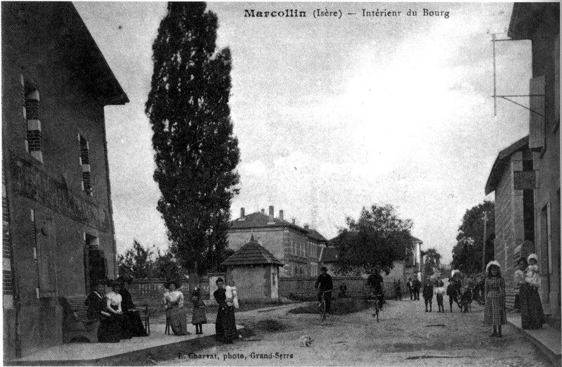 Carte postale ancienne Marcollin, intérieur du bourg en 1910, p 118 de L'Isère les 533 communes - L Charvat phot-édit à Grand-Serre