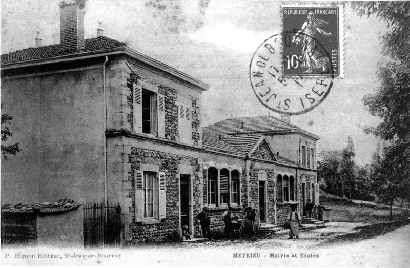 Carte postale ancienne Meyrieu-les-étangs, mairie et écoles en 1913, p 124 de L'Isère les 533 communes - P Bignon éditeur à St-Jean-de-Bournay