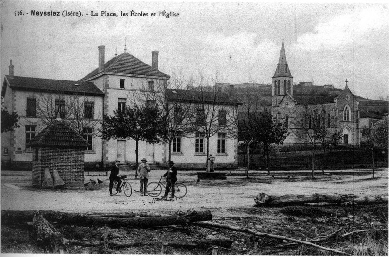 Carte postale ancienne Meyssiez, la place, les écoles et 'église en 1912, p 125 de L'Isère les 533 communes - cliché C D Blanchard, éditeur à Vienne