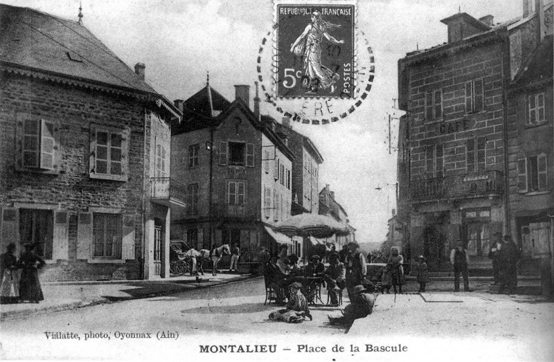 Carte postale ancienne Montalieu-Vercieu, place de la bascule à Montalieu en 1908, p 132 de L'Isère les 533 communes - F Vialatte, phot à Oyonnax