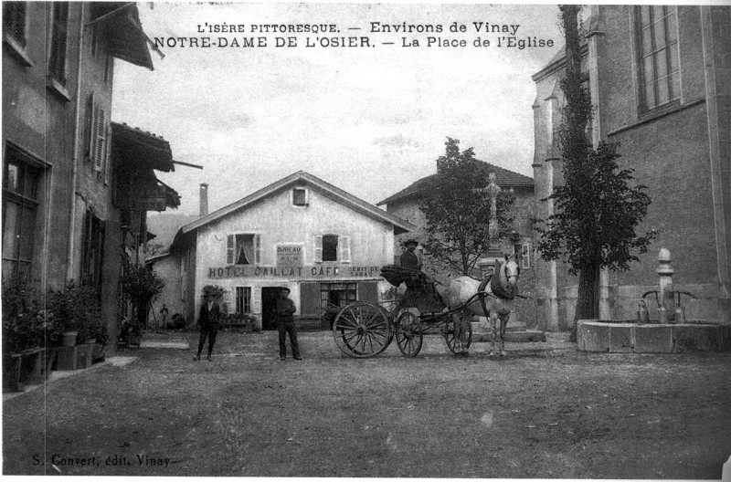 Carte postale ancienne Notre-Dame-de-l'Osier, la place de l'église en 1909, p146 de L'Isère les 533 communes - S Convert éditeur à Vinay