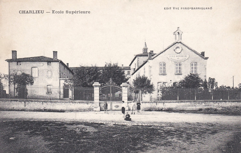 Carte postale ancienne Charlieu, école supérieure
