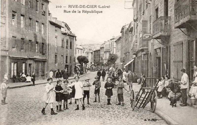 Carte postale ancienne Rive-de-Gier, rue de la République