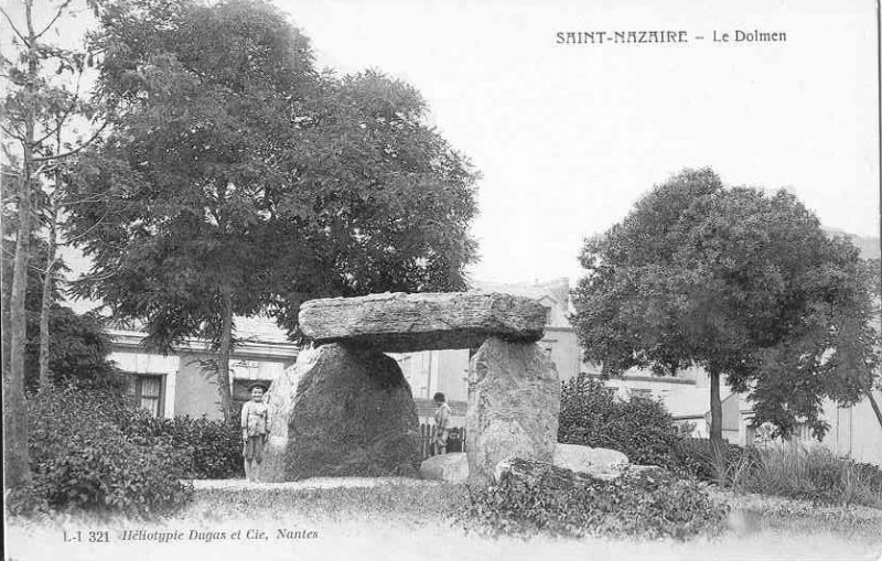 Carte postale ancienne Dolmen-St-Nazaire-01