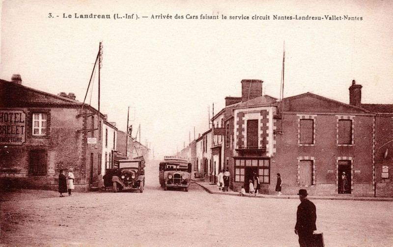 Carte postale ancienne W1158-Landreau16 PlaceARipocheRueTrittau au Landreau