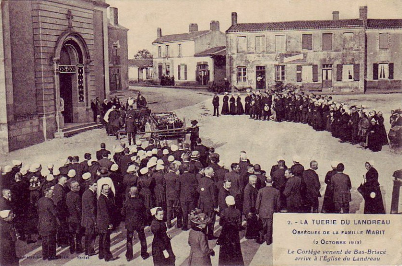 Carte postale ancienne W1380-CPA1913 LaTuerieDuLandreau-ObsequesFamilleMabit-2Octobre1913-LeCortegeVenantDeBasBriaceArriveALEgliseDuLandreau HeliotypieMassellier-Mdx au Landreau