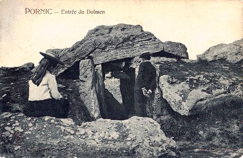 Carte postale ancienne Le-tumulus-des-mousseaux-entree-du-dolmen-vers-1900-215