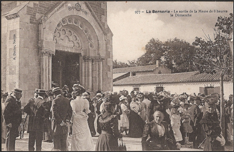 Carte postale ancienne Sortie de messe à La Bernerie