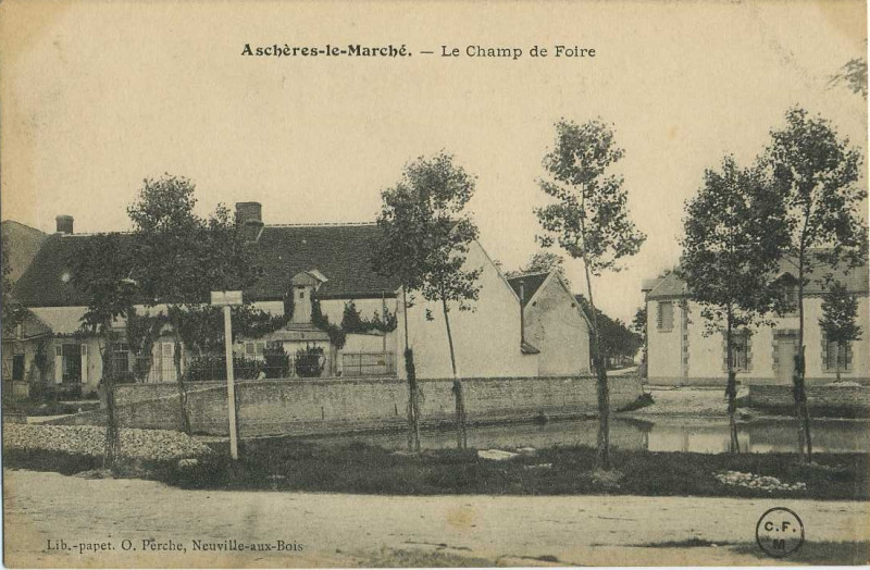 Carte postale ancienne Aschères-le-Marché Le Champ de Foire