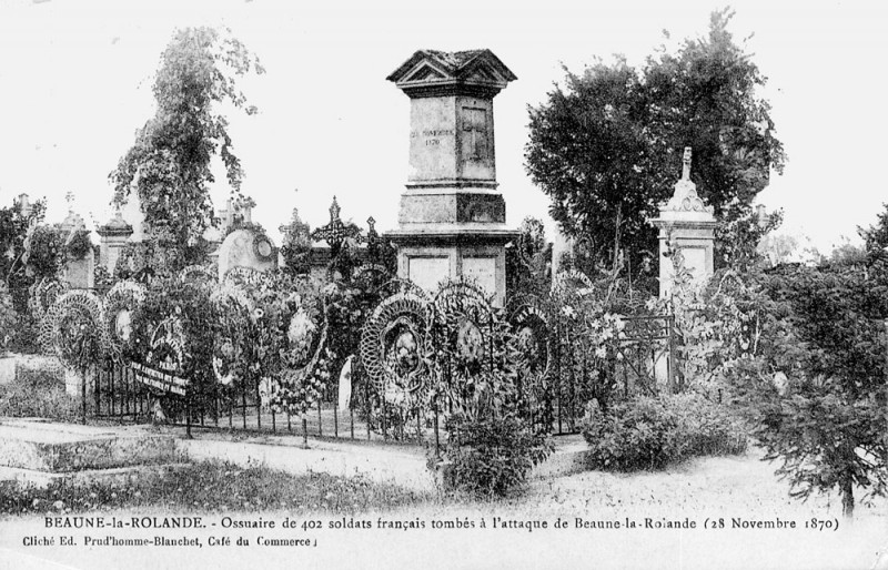 Carte postale ancienne Beaune-la-Rolande ossuaire