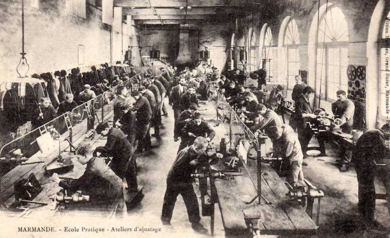 Carte postale ancienne Ecole pratique de Marmande, atelier d'ajustage