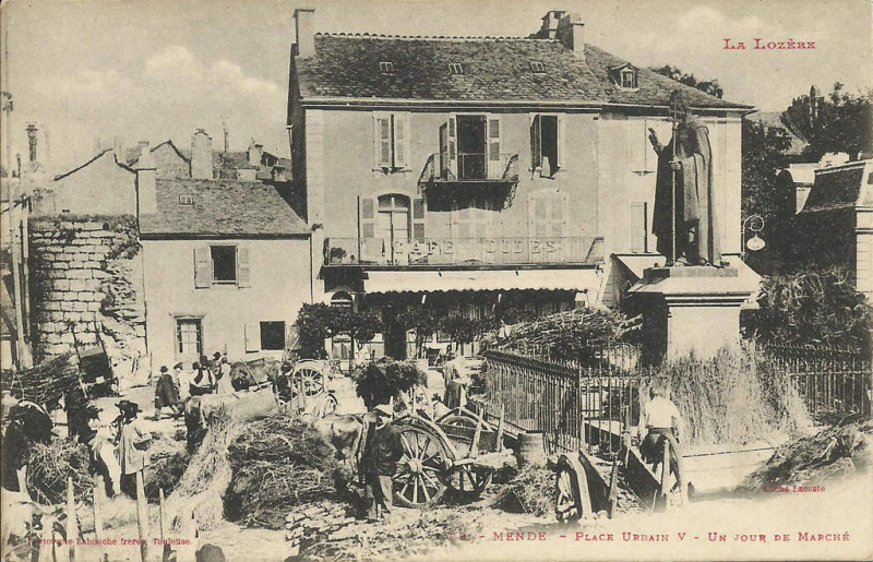 Carte postale ancienne Mende Place Urbain V un jour de marché