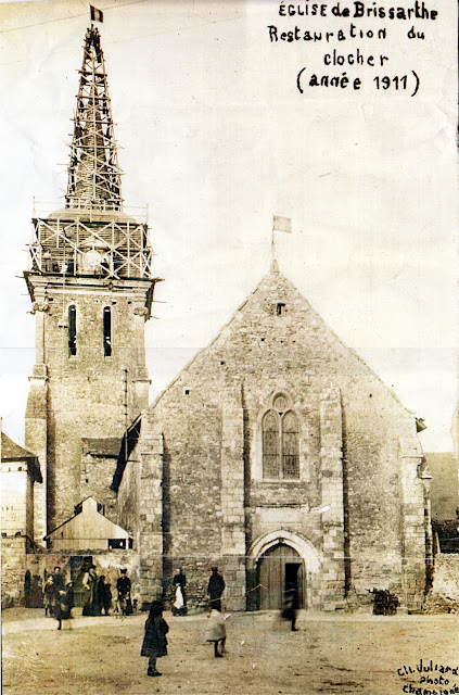 Carte postale ancienne Restauration du clocher de Notre Dame de Brissarthe en 1911