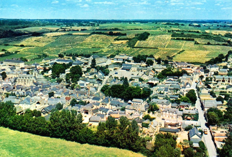 Carte postale ancienne Thouarcé vue aérienne de Bonnezeaux
