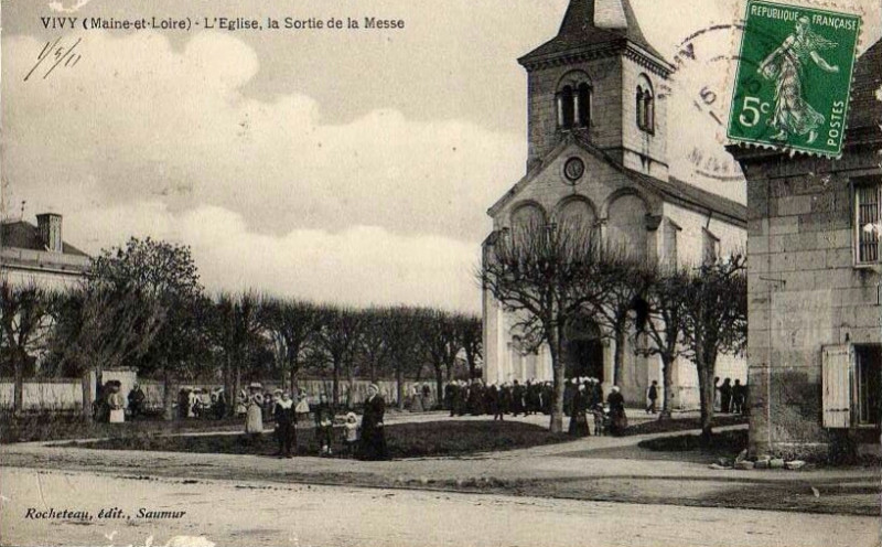 Carte postale ancienne Sortie de messe à Vivy