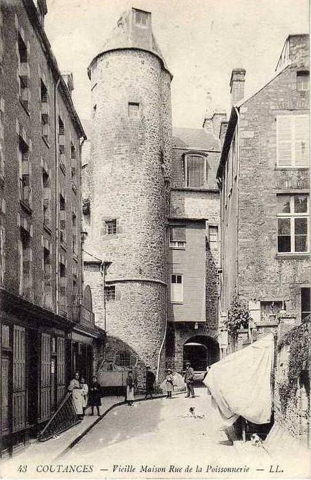 Carte postale ancienne Coutances - rue de la Poissonnerie