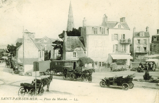 Carte postale ancienne La place du marché à Saint-Pair-sur-Mer (Manche), avant 1912