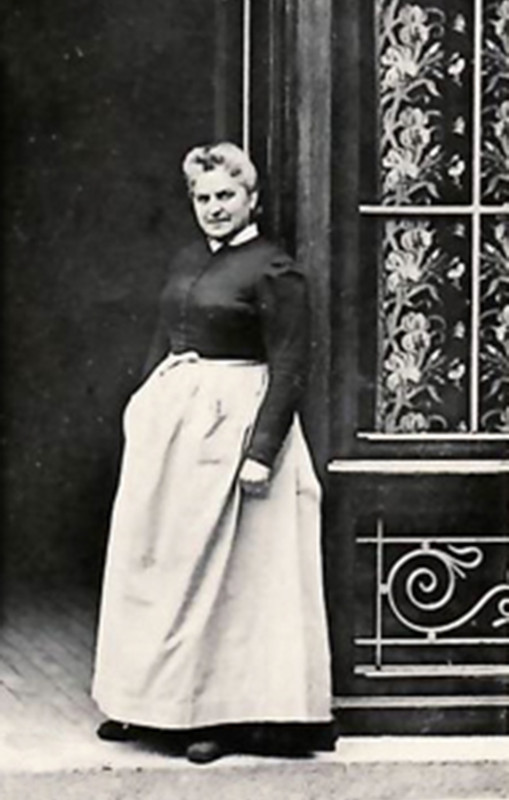 Carte postale ancienne Mère Poulard devant sa boutique