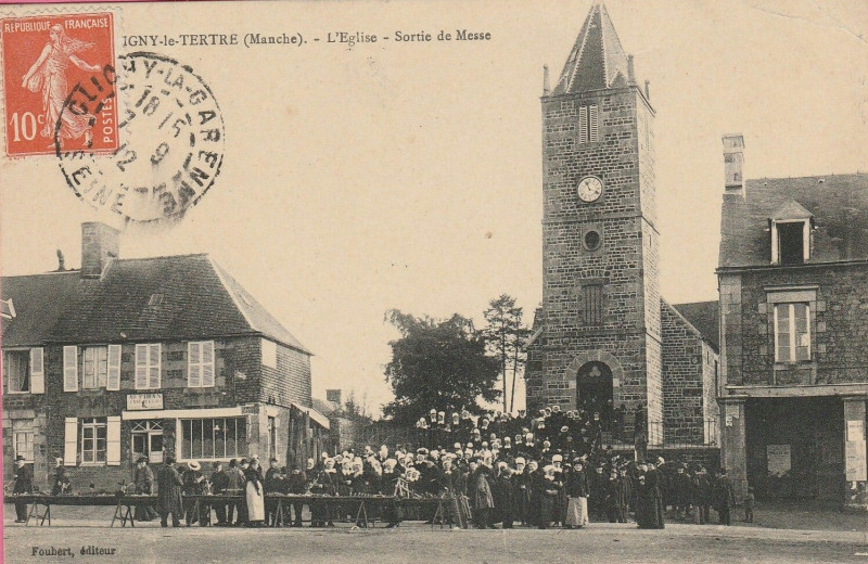 Carte postale ancienne Sortie de messe à Juvigny